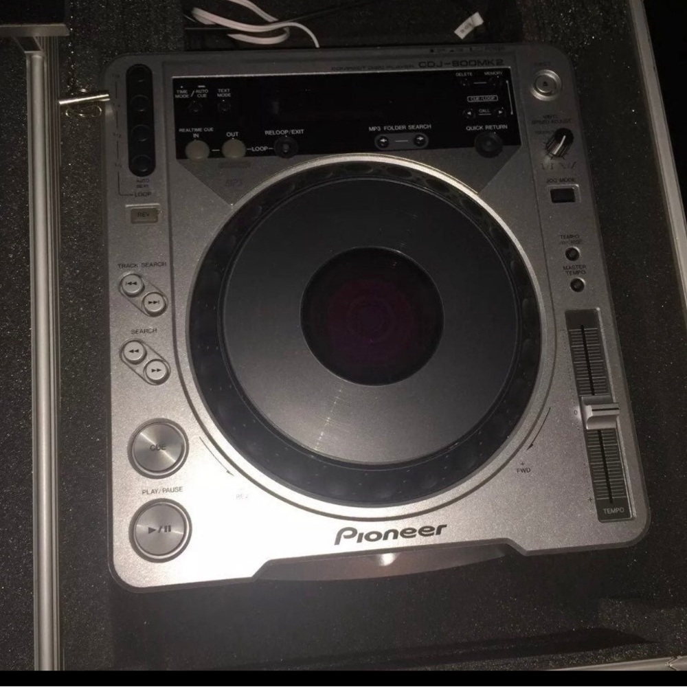 Pioneer 2 CDj 800 And Behringer DDM4000 5-Channel DJ Mixer And Wheels Odsey Case - Picture 4 of 12